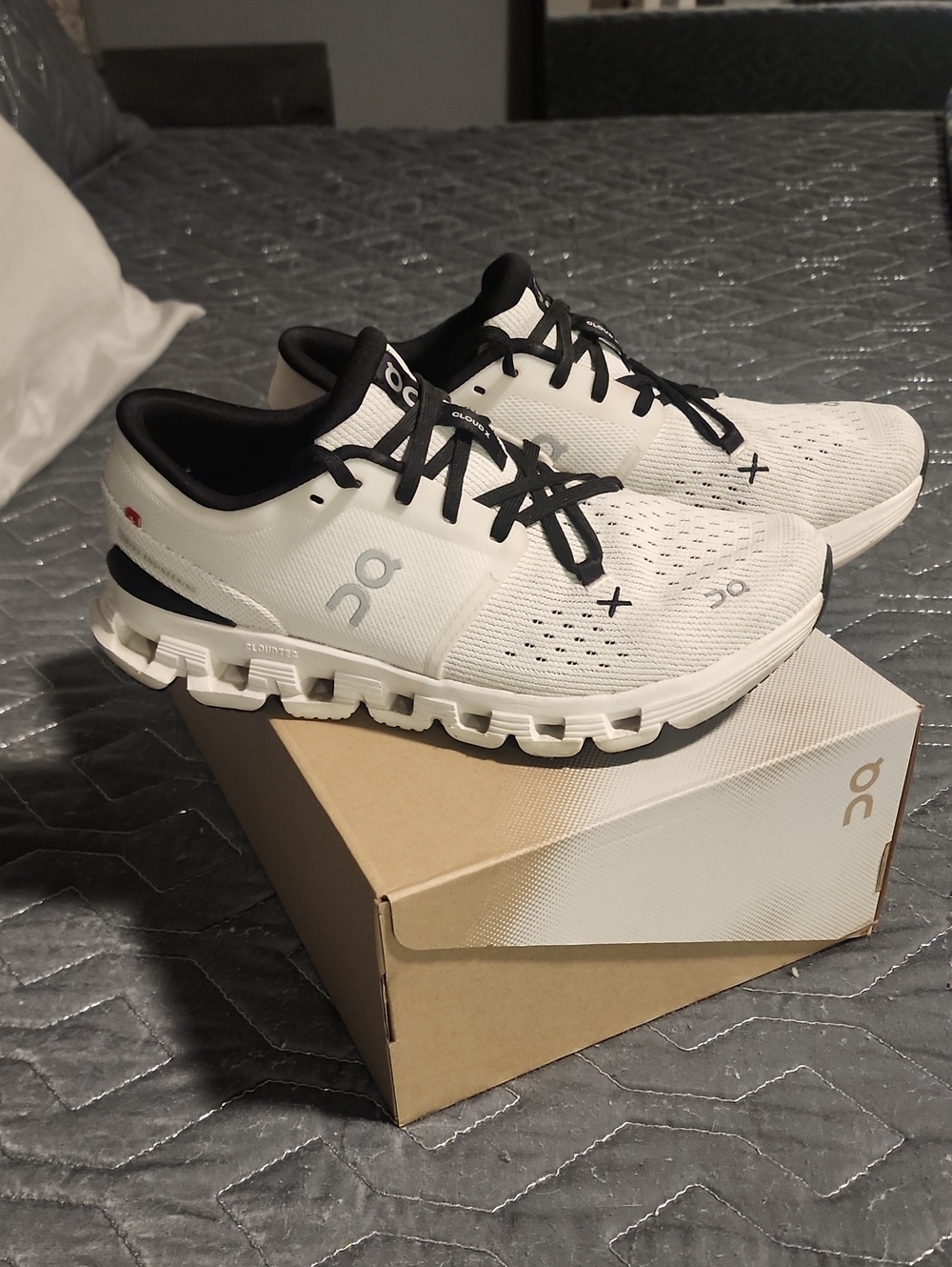 Ladies On Cloud X 4 Black / White Size 8